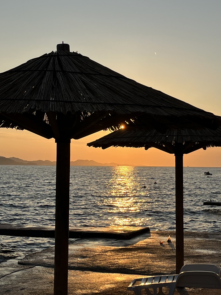 Schirme Strand Abendsonne