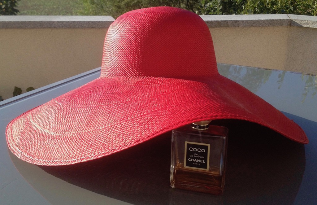 Roter Hut, Parfum Coco von Chanel