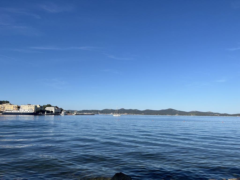 Blick vom Café Marex in Zadar auf die Altstadt und das Meer in Dalmatien
