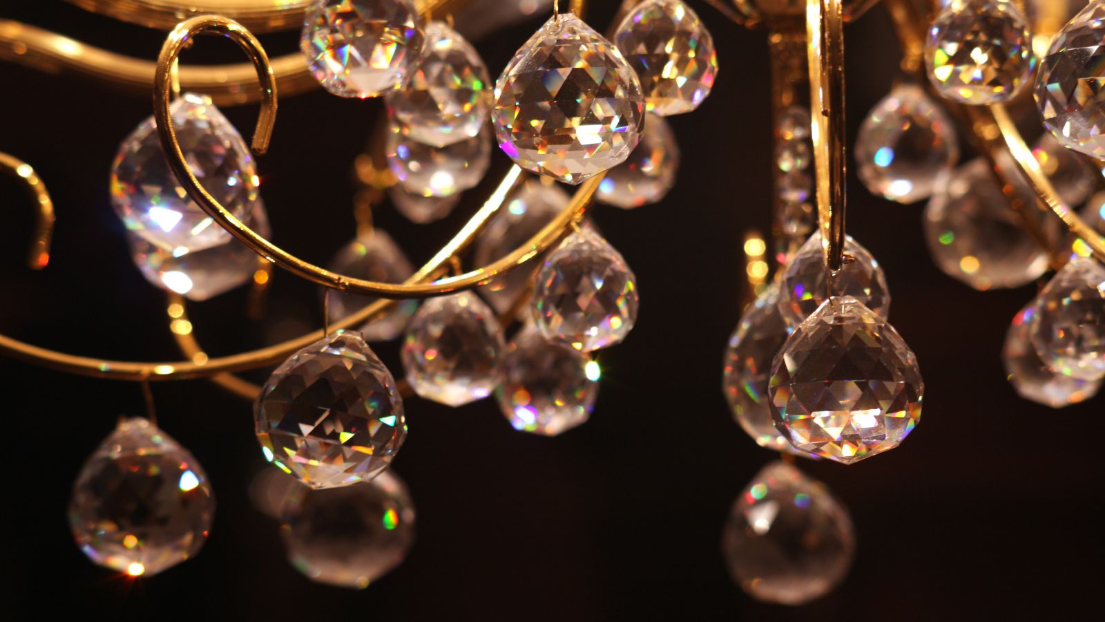 Kristallluster mit funkelnden Glaskugeln im goldenen Licht