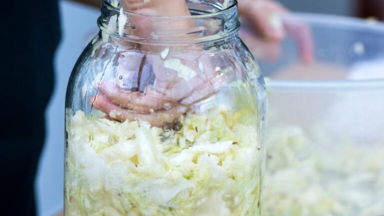 Sauerkraut – 2 Zutaten, Muskeln und viel Geduld